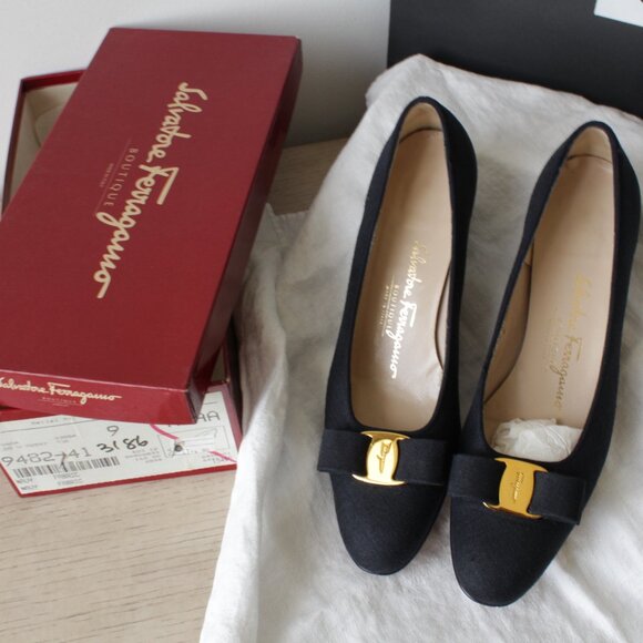 Salvatore Ferragamo Vintage Womens Narrow Fit 3cm VARA 9 AA Navy Linen - Picture 1 of 9